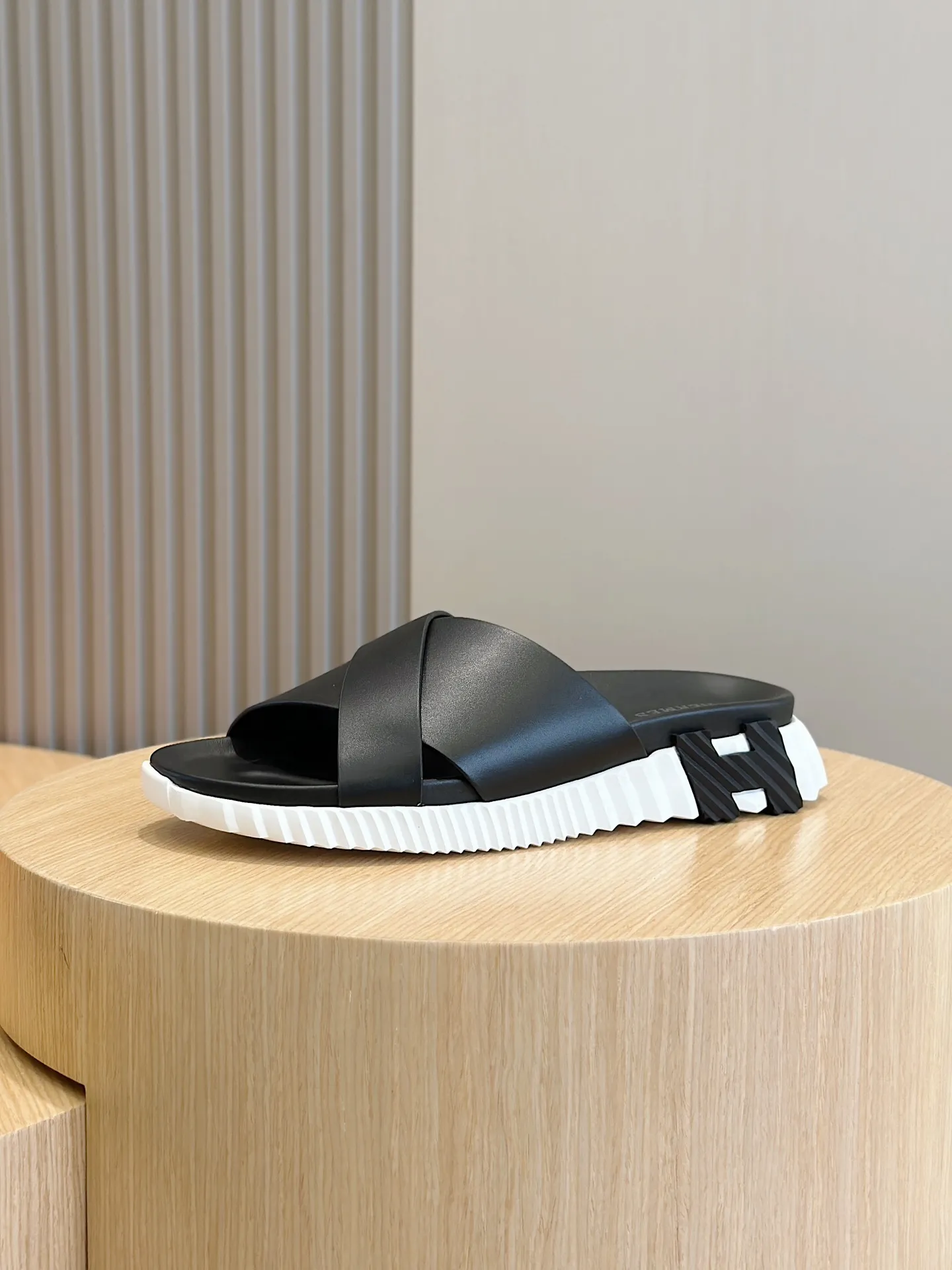 [HERMÈS] Top men's shoes 💰: 340💰 Size: 39-44 (38.45 46 custom-made) Herme*H Home Hermès Men's Sandals and Slippers - Original Replica Purchase the original version and make it one to one, the outsole is privately modeled, and the outsole color corresponding to each color is the same as the original version. Come to those who know the stuff 💪 The ultra-light soles are designed in contrasting colors, and they feel so comfortable on your feet! Calfskin, cowhide feet, private mold outsole.